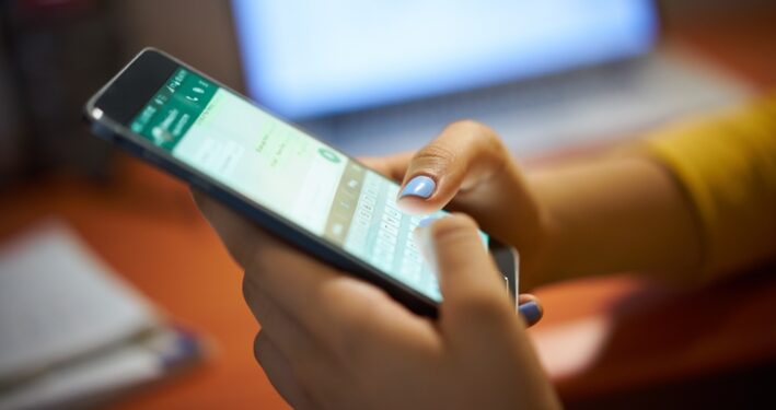 Garota digitando mensagem no WhatsApp, em foto que ilustra post sobre a diferença entre chatbot e IA no atendimento à população. Reprodução: diego_cervo