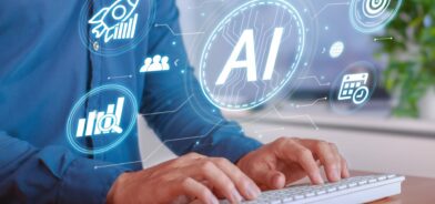 Pessoa trabalhando com solução de IA. Foto que ilustra post sobre uso de IA conversacional no atendimento no setor público. Reprodução: AndersonPiza/Envato.