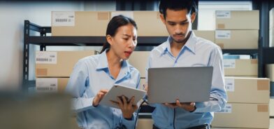Duas pessoas trabalhando com gestão de documentos, em foto que ilustra post sobre ISO 15489. Reprodução: Tirachard/Envato.
