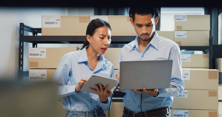 Duas pessoas trabalhando com gestão de documentos, em foto que ilustra post sobre ISO 15489. Reprodução: Tirachard/Envato.