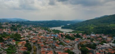 Foto aérea de Mairiporã. Reprodução: Prefeitura Municipal de Mairiporã. https://www.mairipora.sp.gov.br/mairipora-celebra-um-dezembro-repleto-de-eventos-e-conquistas/