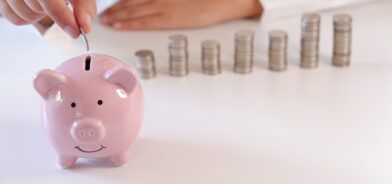 Porquinho com moedas. Foto que ilustra post sobre reserva de contingência. Reprodução: SUPITNAN/Envato.