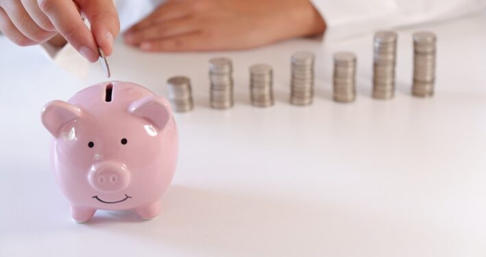 Porquinho com moedas. Foto que ilustra post sobre reserva de contingência. Reprodução: SUPITNAN/Envato.