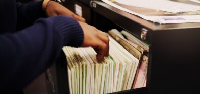 Armário de documentos físicos. Foto que ilustra post sobre Sistema Nacional de Arquivos. Reprodução: YuriArcursPeopleimages/Envato.
