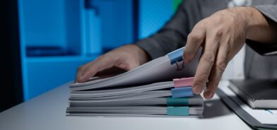 Controle de documentos. Reprodução: dekddui1405/Envato.