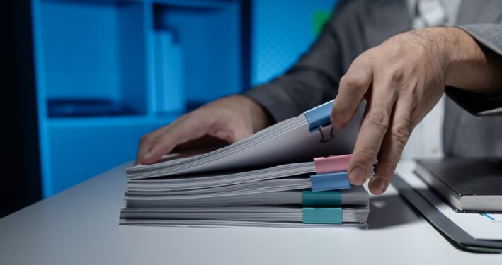Controle de documentos. Reprodução: dekddui1405/Envato.