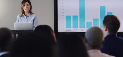 Mulher fazendo uma apresentação analisando gráficos. Foto que ilustra post sobre agenda regulatória. Reprodução: YuriArcursPeopleimages/Envato.