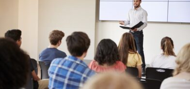 Apresentação, em foto que ilustra post sobre educação previdenciária. Reprodução: monkeybusiness/Envato.