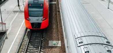 Trens passando por ferrovias. Foto que ilustra post sobre Estudo Nacional de Mobilidade Urbana (ENMU). Reprodução: SergioPhotone/Envato.