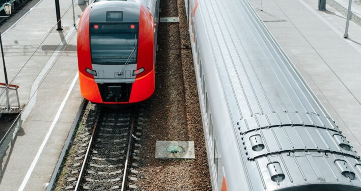 Trens passando por ferrovias. Foto que ilustra post sobre Estudo Nacional de Mobilidade Urbana (ENMU). Reprodução: SergioPhotone/Envato.
