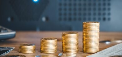 Moedas, em foto que ilustra post sobre equilíbrio atuarial. Reprodução: tendo23/Envato.