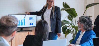 Reunião de equipe, em foto que ilustra post sobre Programa de Gestão e Desempenho. Reprodução: vanenunes/Envato.