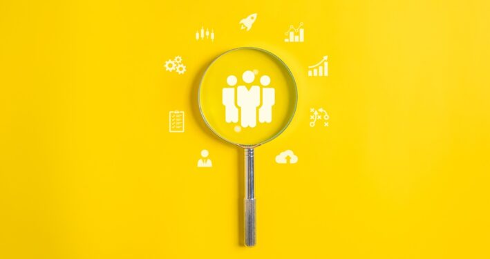 Lupa e ícones que simbolizam governança inteligente. Reprodução: 1footage/Envato.