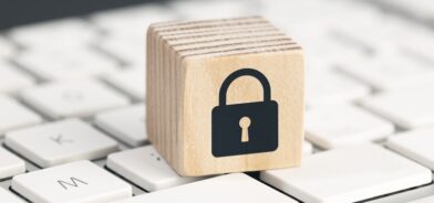 Cadeado em cima de um teclado, em foto que ilustra post sobre Política Nacional de Segurança da Informação (PNSI). Reprodução: fotodestock/Envato.