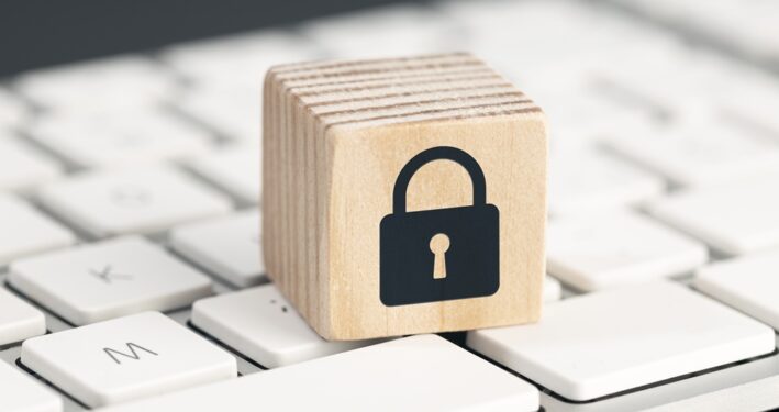 Cadeado em cima de um teclado, em foto que ilustra post sobre Política Nacional de Segurança da Informação (PNSI). Reprodução: fotodestock/Envato.