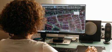Pessoa trabalhando com mapas, em foto que ilustra post sobre Portaria 1.012. Reprodução: JJFarquitectos/Envato.