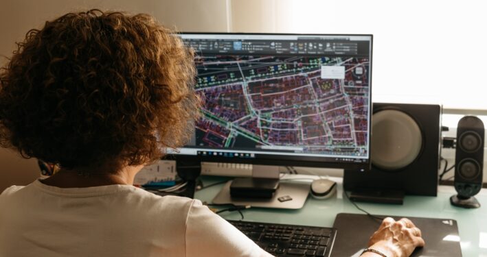 Pessoa trabalhando com mapas, em foto que ilustra post sobre Portaria 1.012. Reprodução: JJFarquitectos/Envato.