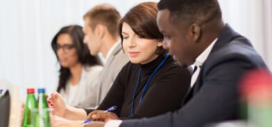 Pessoas em reunião. Foto que ilustra post sobre regulação responsiva. Reprodução: dolgachov/Envato.