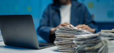 Pilha de documentos físicos, em foto que ilustra post sobre arquivamento eletrônico. Reprodução: paegagz/Envato.