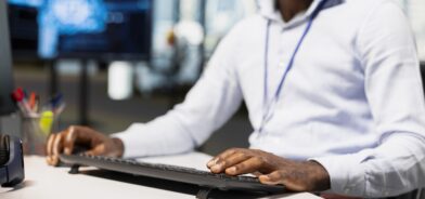 Homem trabalhando em assessoria parlamentar. Reprodução: DC_Studio/Envato.