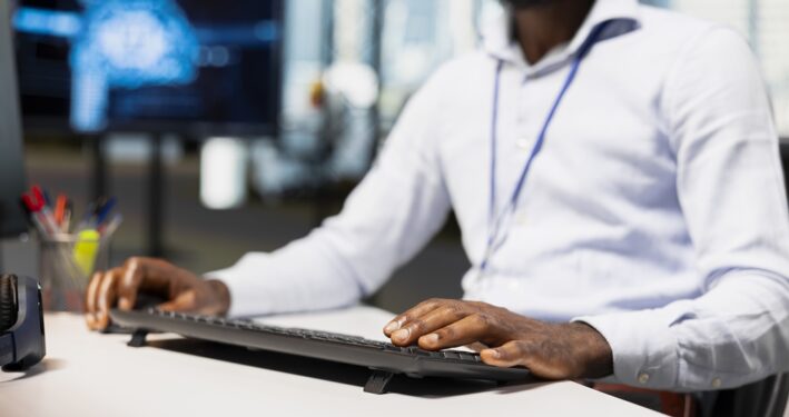 Homem trabalhando em assessoria parlamentar. Reprodução: DC_Studio/Envato.