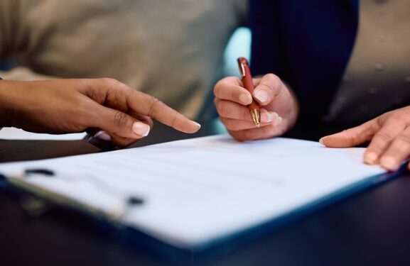 Pessoas assinando contratos de concessão. Reprodução: drazenphoto/Envato.