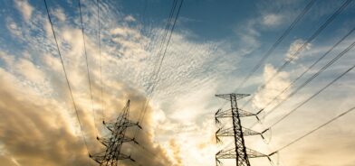 Estrutura de rede elétrica de alta tensão. Foto que ilustra post sobre modicidade tarifária. Reprodução: freedomnaruk/Envato.