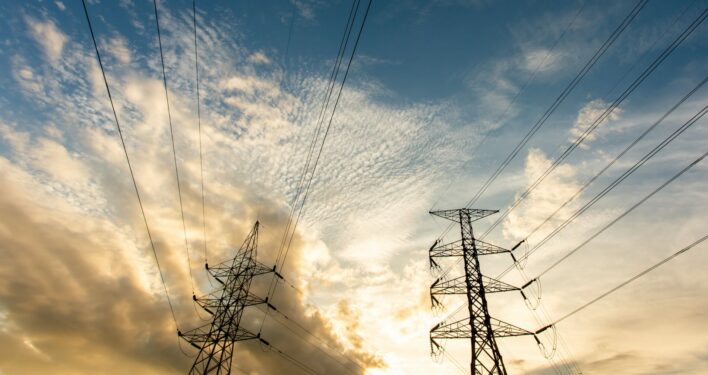 Estrutura de rede elétrica de alta tensão. Foto que ilustra post sobre modicidade tarifária. Reprodução: freedomnaruk/Envato.