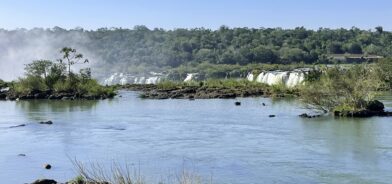 Rio Iguaçu, em foto que ilustra post sobre Plano de Recursos Hídricos. Reprodução: Tashulia/Envato.