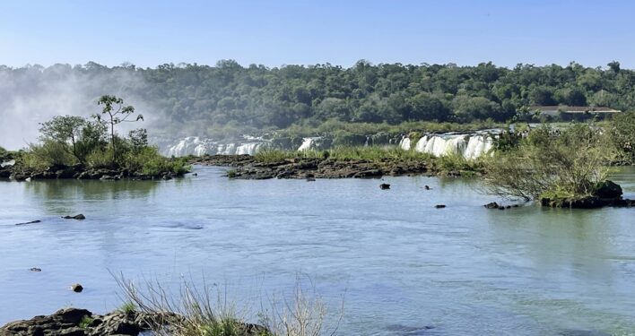 Rio Iguaçu, em foto que ilustra post sobre Plano de Recursos Hídricos. Reprodução: Tashulia/Envato.