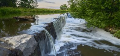 Cachoeira, em foto que ilustra post sobre potabilidade da água. Reprodução: RomanBeliakov/Envato.
