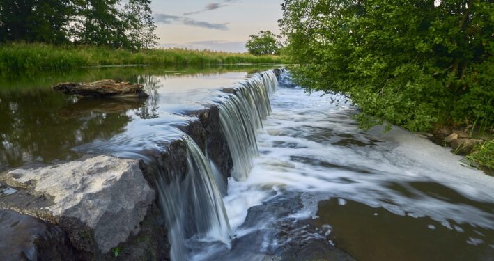 Cachoeira, em foto que ilustra post sobre potabilidade da água. Reprodução: RomanBeliakov/Envato.