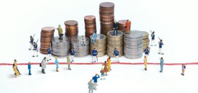 Soldados em miniatura guardando torres de moedas. Foto que ilustra post sobre austeridade fiscal. Reprodução: wirestock/Envato.