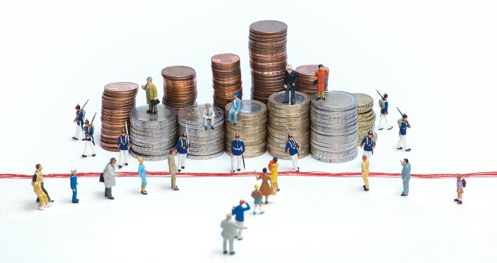 Soldados em miniatura guardando torres de moedas. Foto que ilustra post sobre austeridade fiscal. Reprodução: wirestock/Envato.