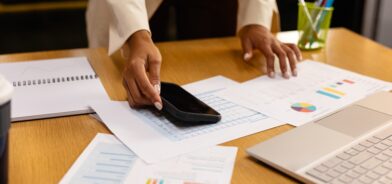 Pessoa trabalhando com relatórios financeiros e orçamentários, em foto que ilustra post sobre Controladoria-Geral do Município. Reprodução: Wavebreakmedia/Envato.