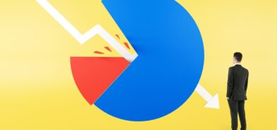 Homem olhando gráfico financeiro com a seta para baixo. Imagem que ilustra post sobre déficit fiscal. Reprodução: GoldenDayz/Envato.