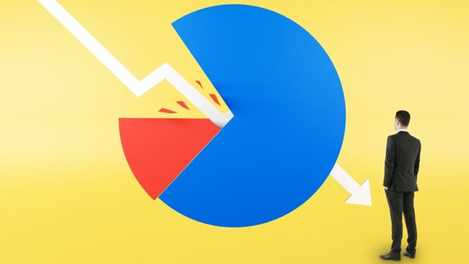 Homem olhando gráfico financeiro com a seta para baixo. Imagem que ilustra post sobre déficit fiscal. Reprodução: GoldenDayz/Envato.