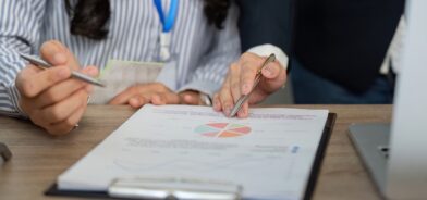 Pessoas analisando documento com gráficos. Foto que ilustra conteúdo sobre Demonstrativo de Informações Previdenciárias e Repasses (DIPR). Reprodução: nateemee/Envato.