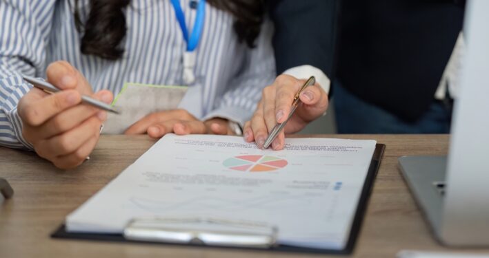 Pessoas analisando documento com gráficos. Foto que ilustra conteúdo sobre Demonstrativo de Informações Previdenciárias e Repasses (DIPR). Reprodução: nateemee/Envato.