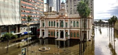 entro histórico de Porto Alegre alagado, ilustrando post sobre emergência climática. Foto: Rafa Neddermeyer/Agência Brasil