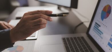 Pessoa analisando gráficos e planilhas, em foto que ilustra post sobre estudo atuarial. Reprodução: dekddui1405/Envato.