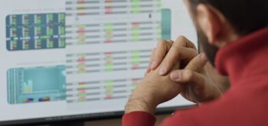 Homem olhando gráficos em dashboard, em foto que ilustra post sobre publicidade dos atos administrativos. Reprodução: DC_Studio/Envato.