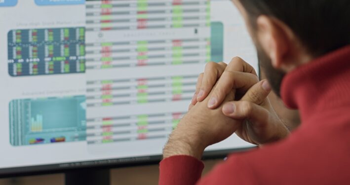 Homem olhando gráficos em dashboard, em foto que ilustra post sobre publicidade dos atos administrativos. Reprodução: DC_Studio/Envato.