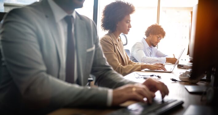 Pessoas trabalhando em escritório. Foto que ilustra post sobre reforma administrativa. Reprodução: nd3000/Envato.