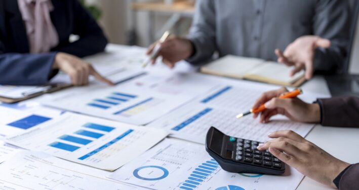 Pessoas calculando despesas, em foto que ilustra post sobre despesas discricionárias. Reprodução: Kunpol_W/Envato.