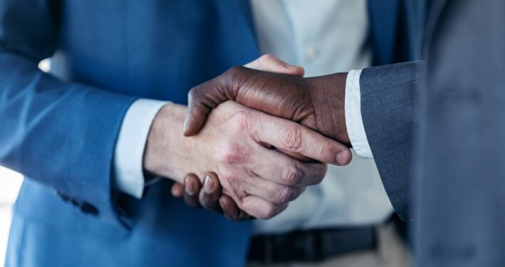 Aperto de mão, em foto que ilustra post sobre inexigibilidade na contratação pública. Reprodução: nenetus/Envato.