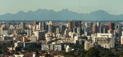 Cidade de Curitiba, em foto que ilustra post sobre municipalismo. Reprodução: msandrioli/Envato.