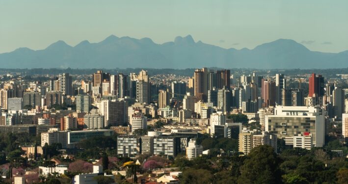Cidade de Curitiba, em foto que ilustra post sobre municipalismo. Reprodução: msandrioli/Envato.
