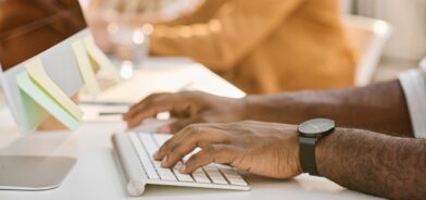 Programador digitando em teclado. Foto que ilustra post sobre Contrato Público para Solução Inovadora (CPSI). Créditos: AnnaStills/Envato.