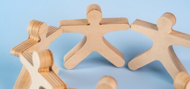 Figuras de madeira, entrelaçadas. Foto que ilustra post sobre desenvolvimento social. Reprodução: chetverinka/Envato.